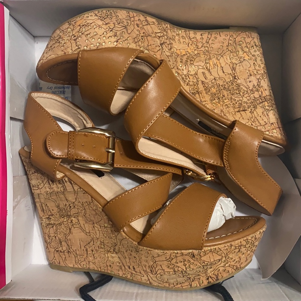 Never worn size 7 women’s wedges